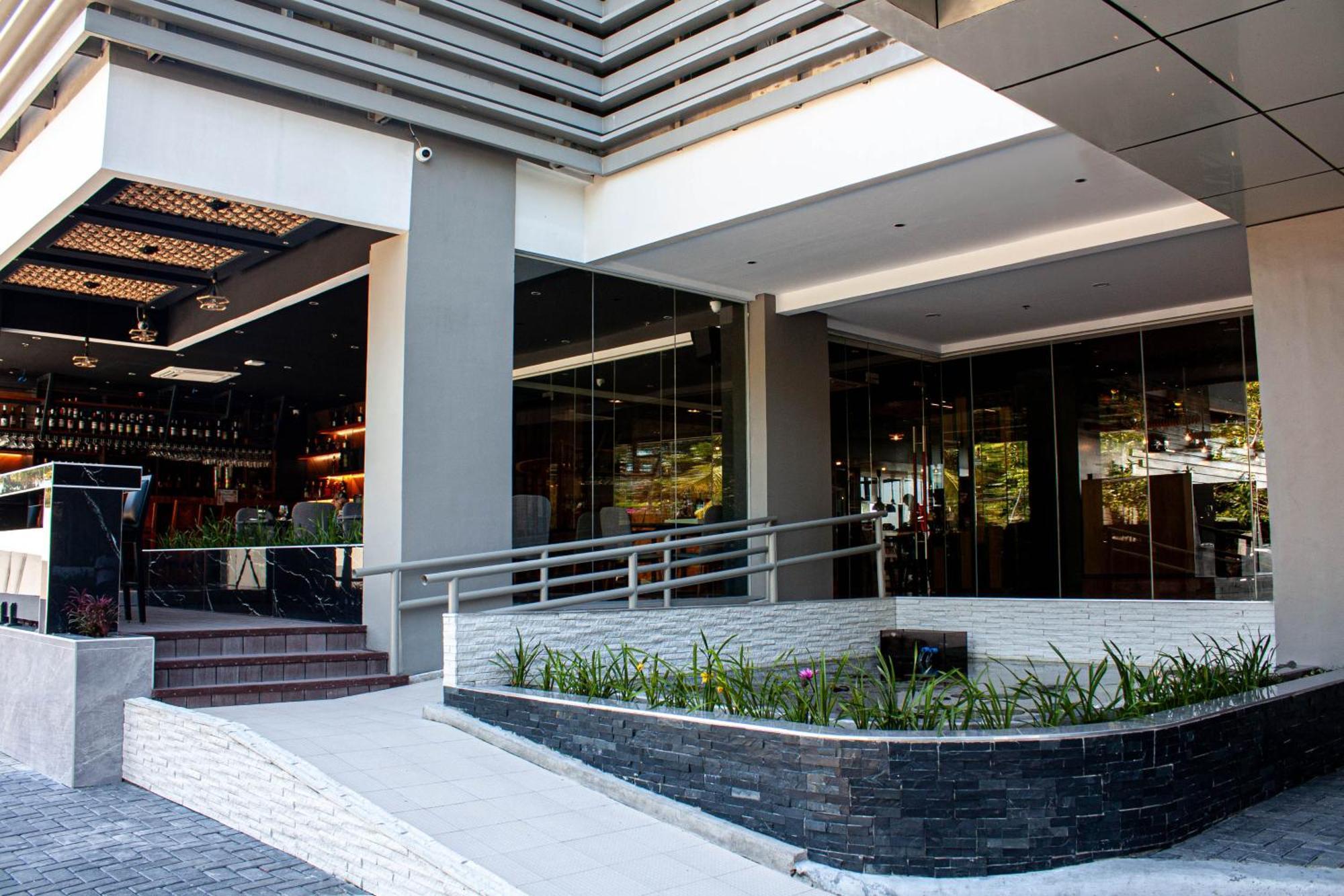 Hayat Sky Towers Hotel Cebu Exterior photo